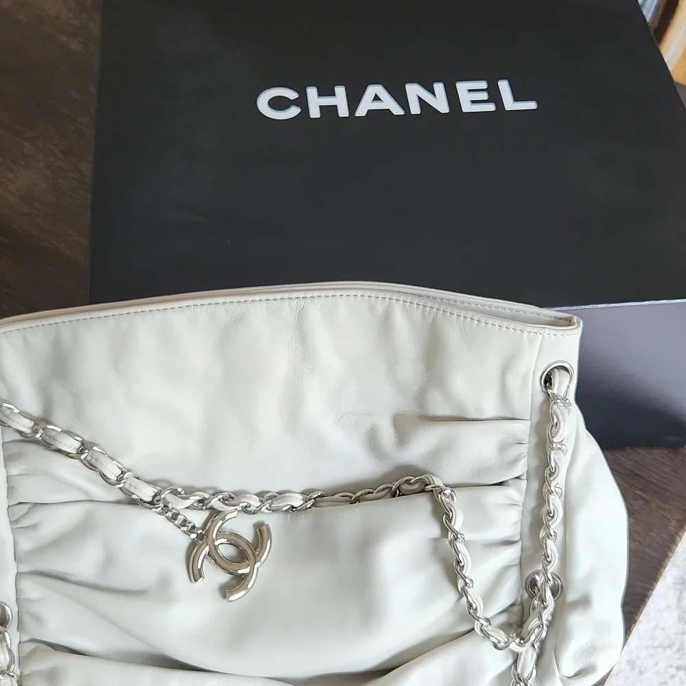 RARE CHANEL Vintage Lambskin Handbag - Picture 9 of 15